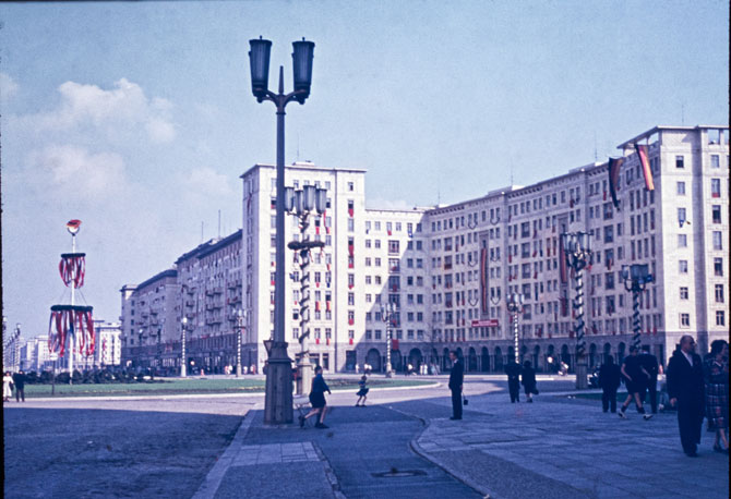 Die Allee Film Farbdia Strausberger Platz ca 1958